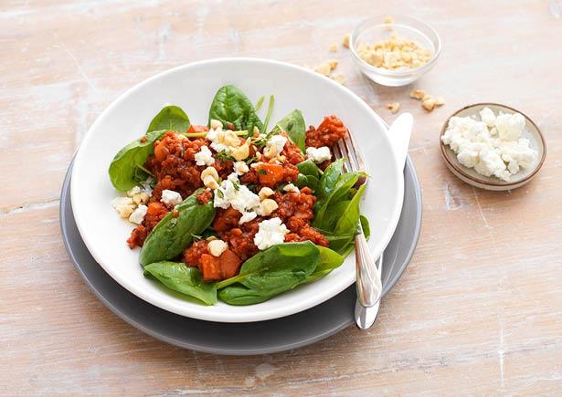 Volkoren bulgur in bietensap met pastinaak, geitenkaas en geroosterde hazelnoten