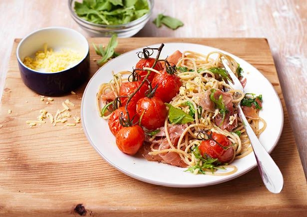 Spaghetti met serranoham en romatrostomaatjes uit de oven