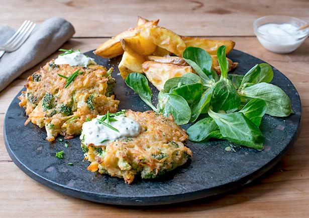 Knusprige Kartoffel Wedges mit Brokkoli Bratlingen