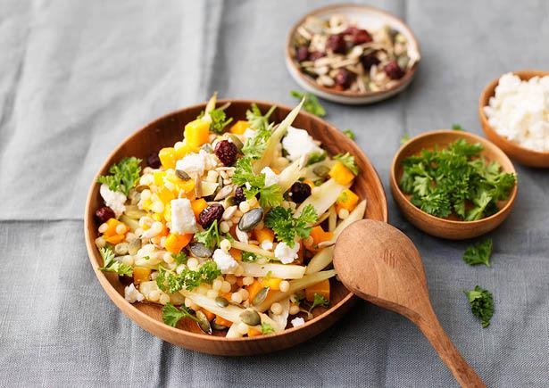 Herfstsalade van parelcouscous, venkel, pompoen en cranberry-pittenmix