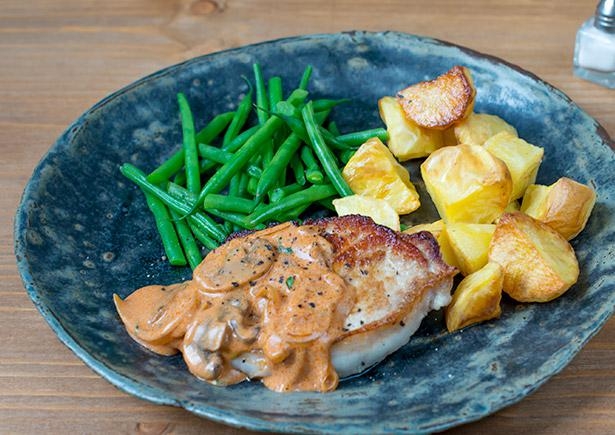 Schweinelachssteak an delikater Champignon-Stroganoff-Soße