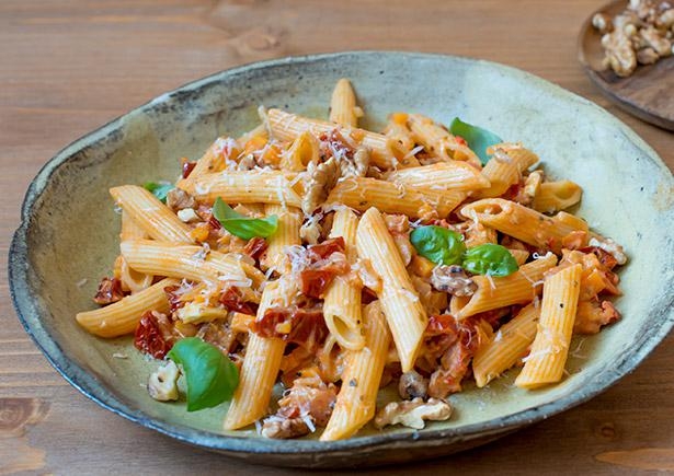 Penne mit zweierlei Tomaten- Sahnesoße