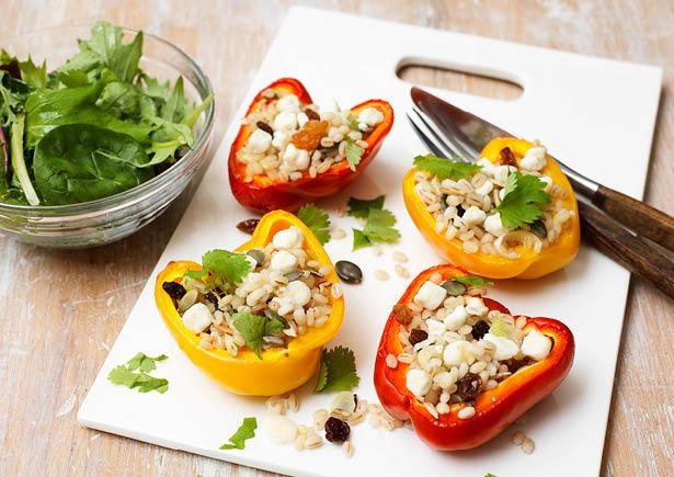 Gevulde paprika's met parelgerst, rozijnen en geitenkaascrumble
