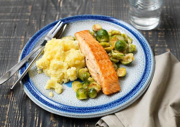 Gebakken zalmfilet met Hollandse spruiten en aardappelpuree