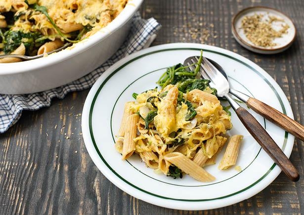 Pasta uit de oven met pesto Ligurian en champignons