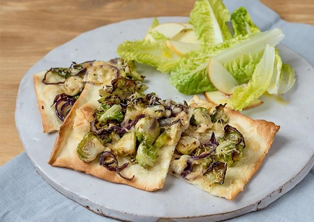 Knuspriger Winter-Flammkuchen mit Rosenkohl und geriebenem Edamer