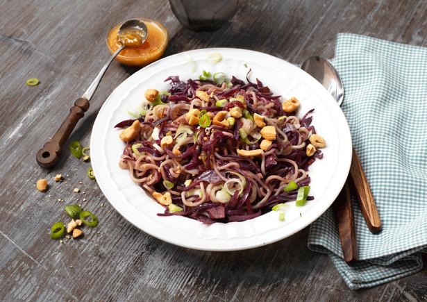Noedels met rodekool, mangochutney en cashewnoten