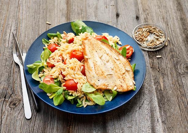 Orzo met gebakken scholfilet, romatrostomaatjes en belegen kaas