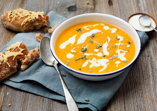 Soep met gekleurde peen, salie en kaas-spinaziebaguette