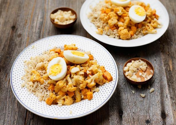 Bloemkoolcurry met macadamianoten en ei