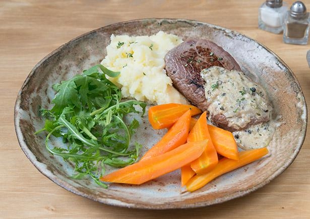 Rindersteaks an Karottensticks und cremigem Kartoffelstampf 