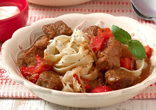 Gulasch mit Sauerkraut und Paprika