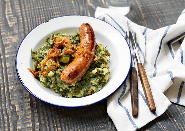 Boerenkool met gebakken sjalot en verse worst van gerookt spek en laurier