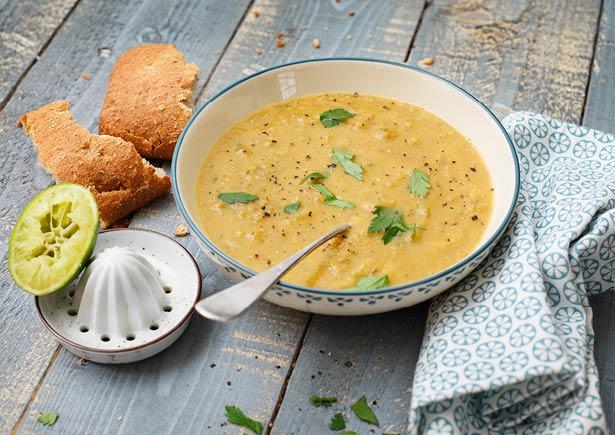 Linzensoep met limoen en een kruidig broodje