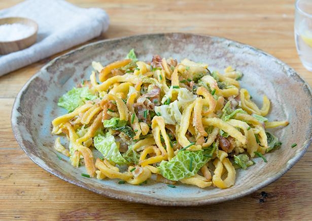 Knusprig gebratene Spätzlepfanne