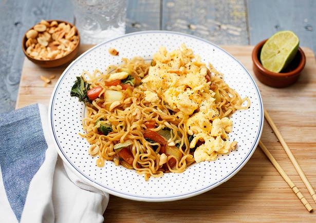 Oosterse noedels met gember, ei en knapperige pinda's