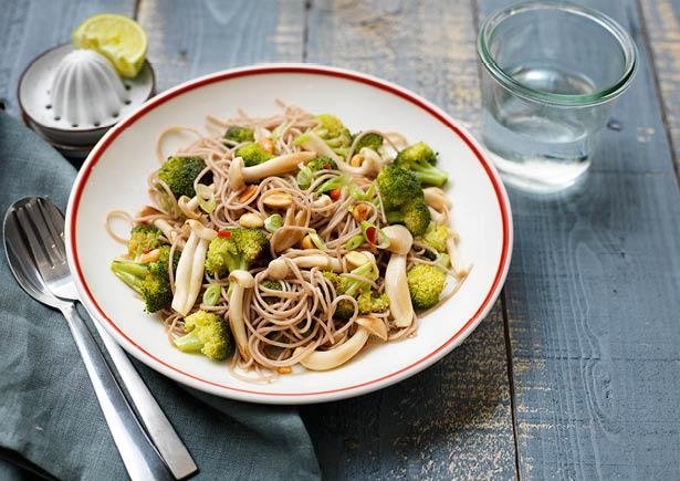 Noedels met bundelzwam, broccoli en pinda's