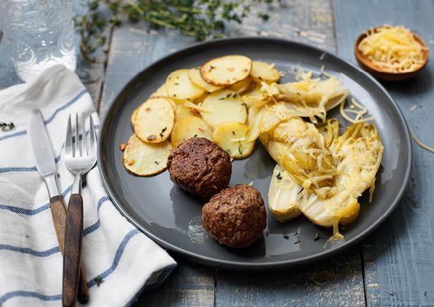 Gehaktballen, witlof met kaas en gebakken aardappelen met tijm