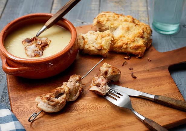 Pastinaaksoep met aardpeer, kipspies en volkoren uienkruier