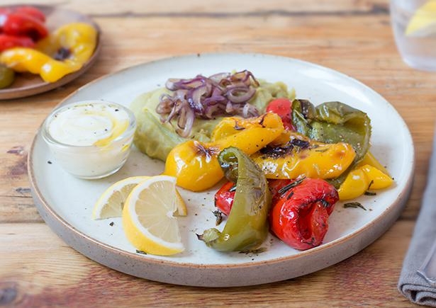 Buntes Paprikagemüse mit Erbsenpüree