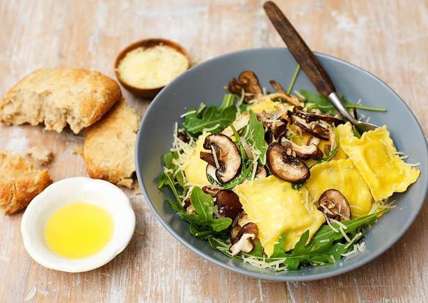 Ravioli di zucca met paddenstoelen, rucola en pecorino