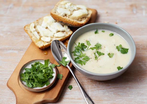 Stevige knolselderijsoep met notenbrood en warme geitenkaas