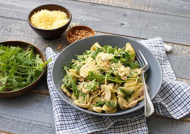 Romige conchiglie met avocado en champignons