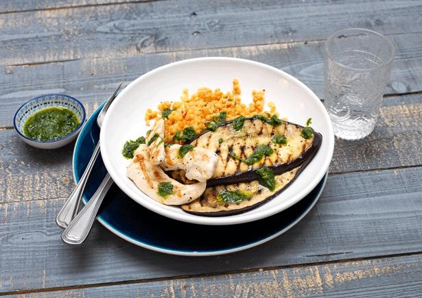 Parelcouscous met gegrilde kipfilethaasjes en rucola-olie