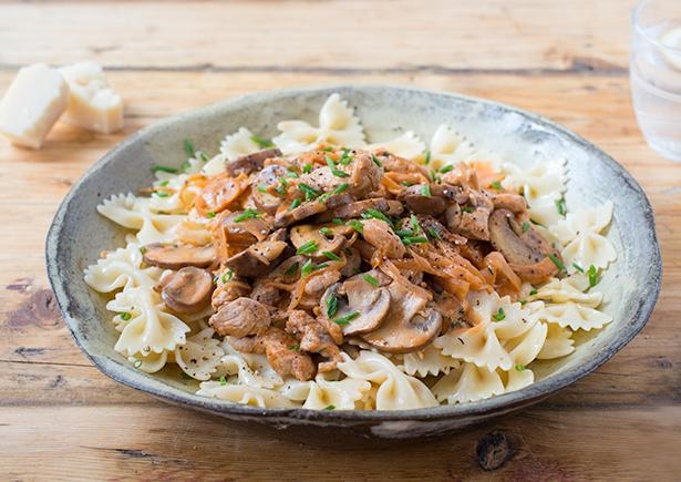 Cremiges Schweinegeschnetzeltes an Farfalle