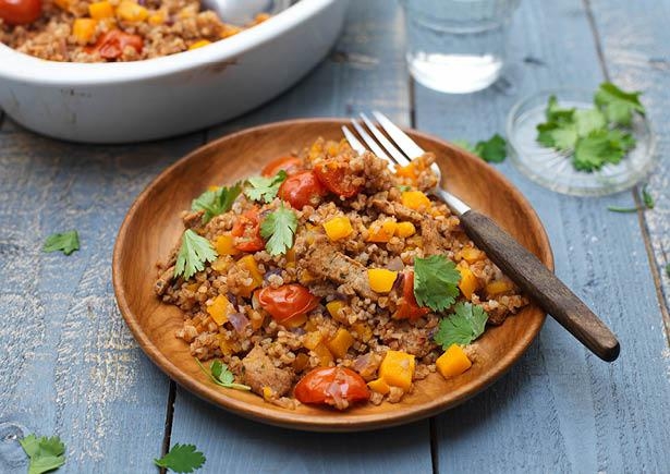 Volkoren bulgur met pompoen, verse koriander en gebakken varkensgyros