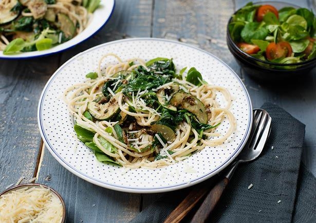Spaghetti met bospaddenstoelenpesto en groenten