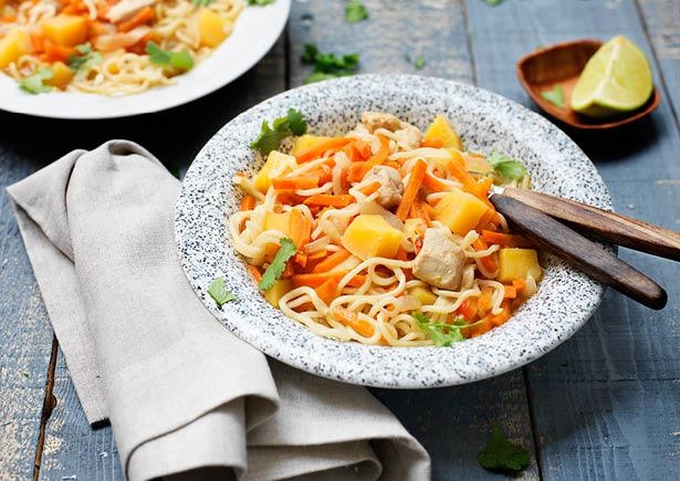 Heldere noedelsoep met kip en winterse groenten