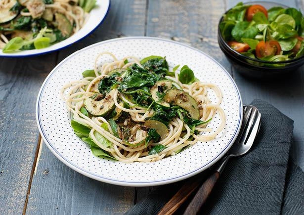 Volkoren spaghetti met bospaddenstoelenpesto en groenten