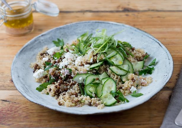 Lauwarmer Quinoa-Salat mit Feta