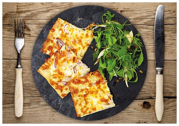 Knuspriger Zwiebel-und Kräuterfrischkäse-Flammkuchen