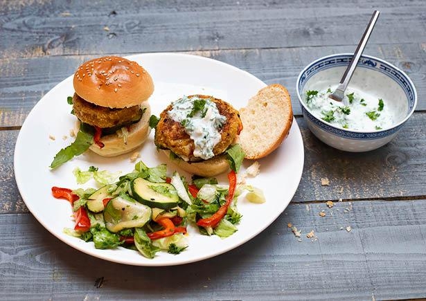 Vegetarische burgertjes met groenten en yoghurtsaus