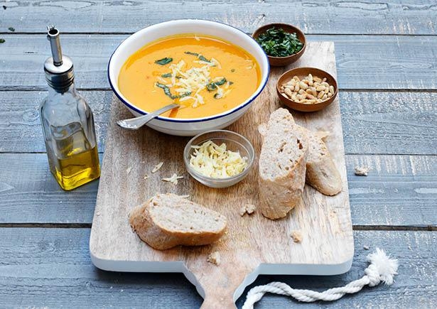 Pompoen-kikkererwtensoep met kamutbrood