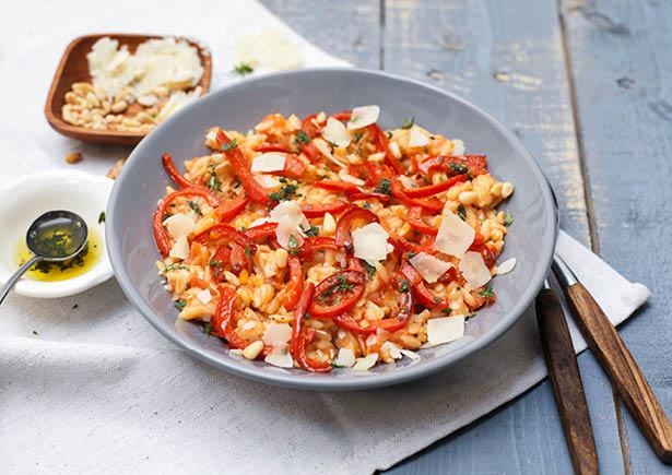 Orzo met tomaat, rode paprika en grana padano