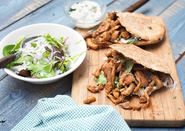 Pitabroodjes met kruidige kipshoarma en frisse salade met komijndressing 