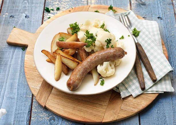 Saucijs met rosevalaardappelen en bloemkool met kaassaus