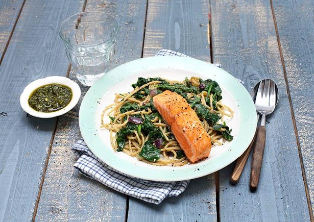 Spaghetti integrale met spinazie en op de huid gebakken zalmfilet