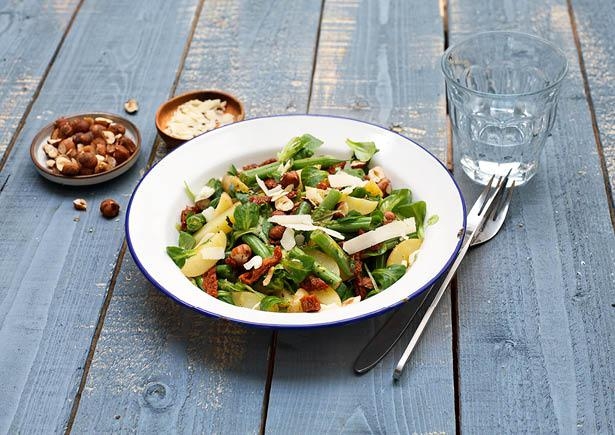 Warme krieltjessalade met zongedroogde tomaten en hazelnoten