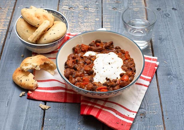 Chili met frisse yoghurt en kruidige ciabatta