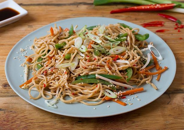 Asia-Nudelpfanne mit geröstetem Sesam