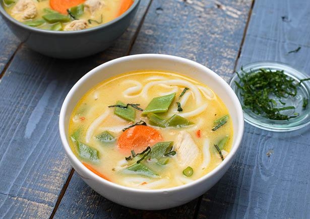 Kokossoep met noedels, kipfilet, citroengras en Thaise basilicum