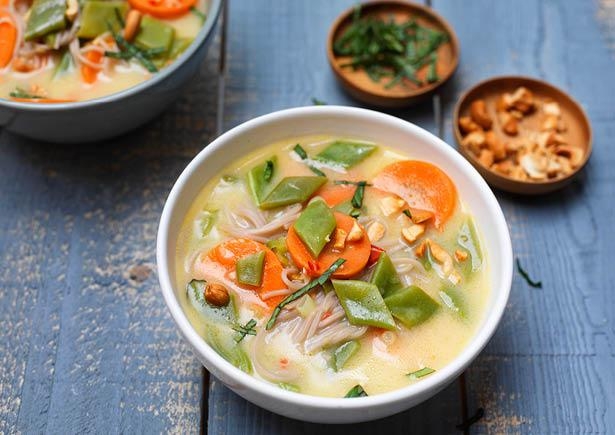 Kokossoep met boekweitnoedels, citroengras en cashewnoten