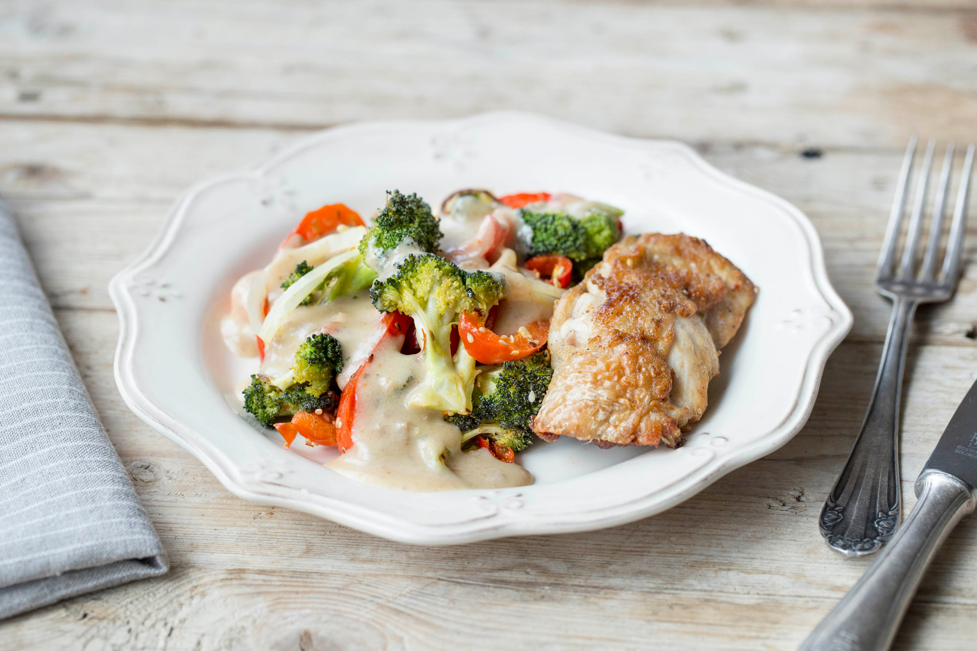 Hähnchenoberkeule auf Ofengemüse