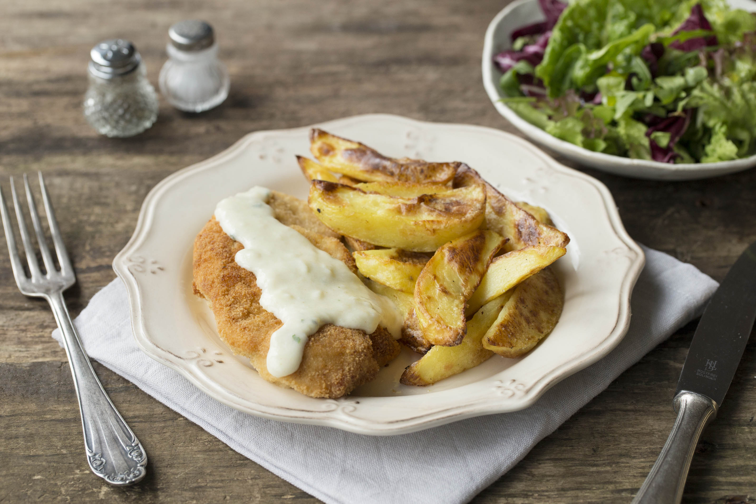Mit Mozzarella und Tomaten gefüllte Putenbrust
