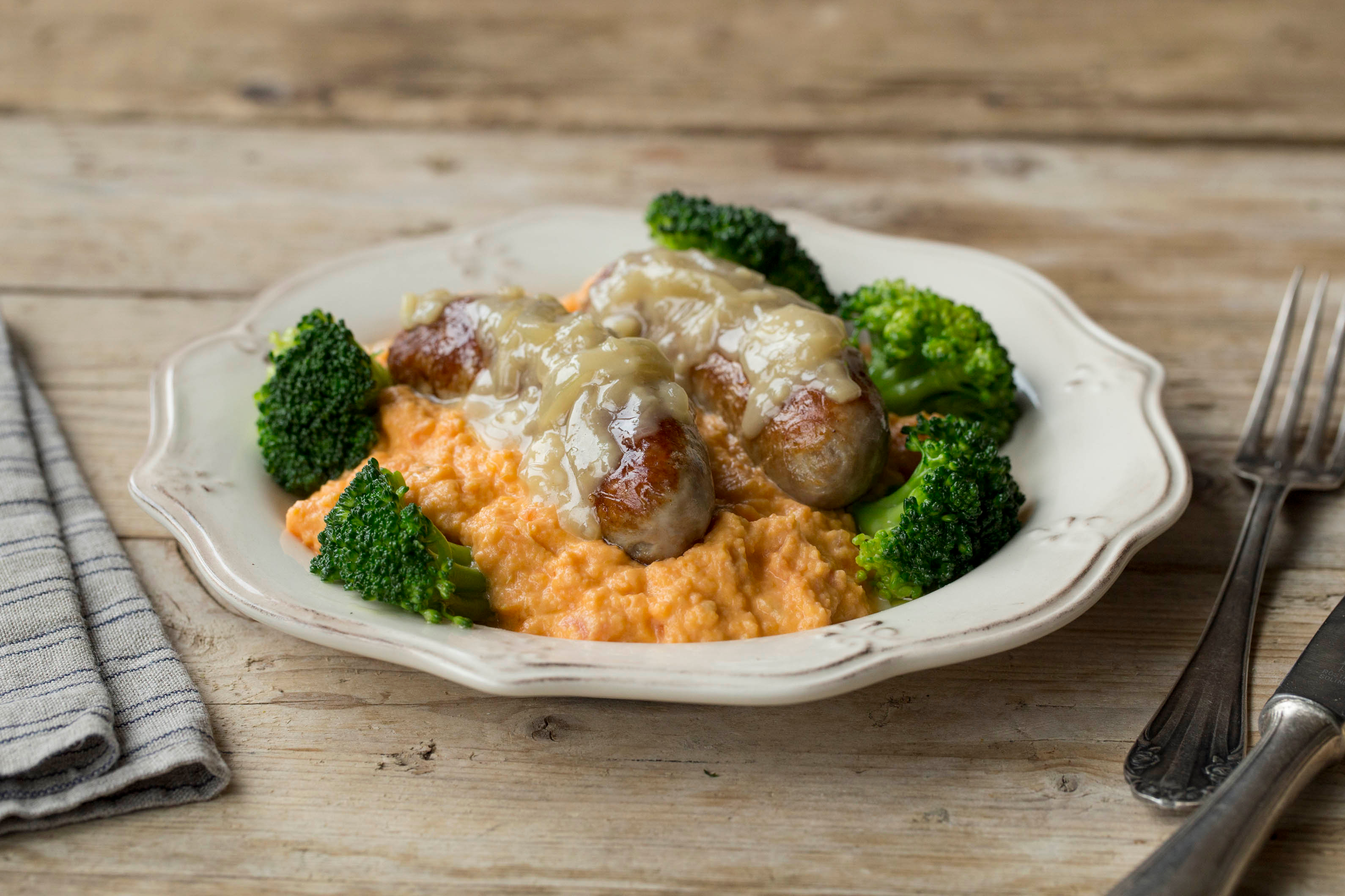 Bratwurst an Süßkartoffel-Karotten-Stampf