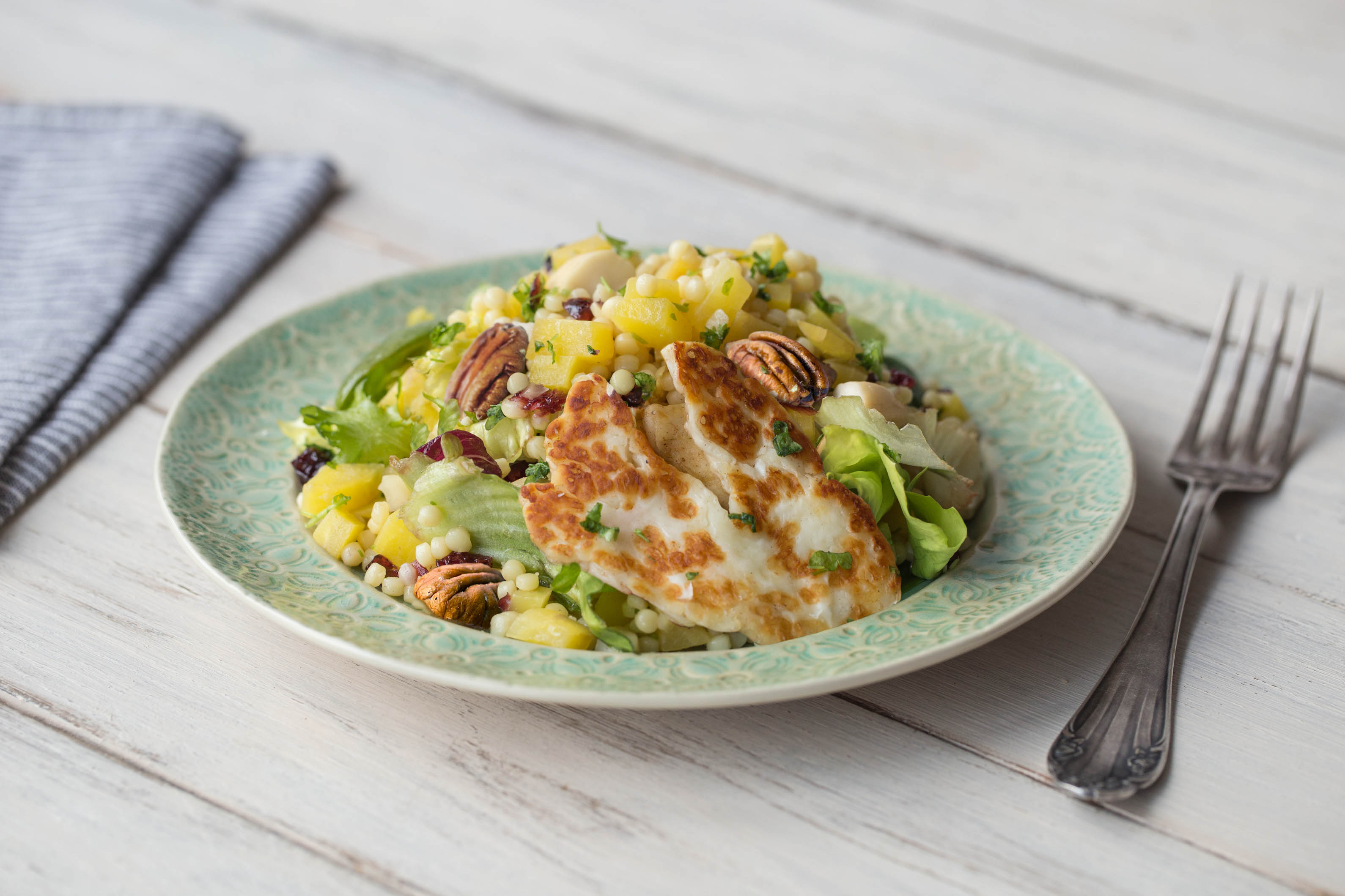 Parelcouscoussalade met gegrilde halloumi